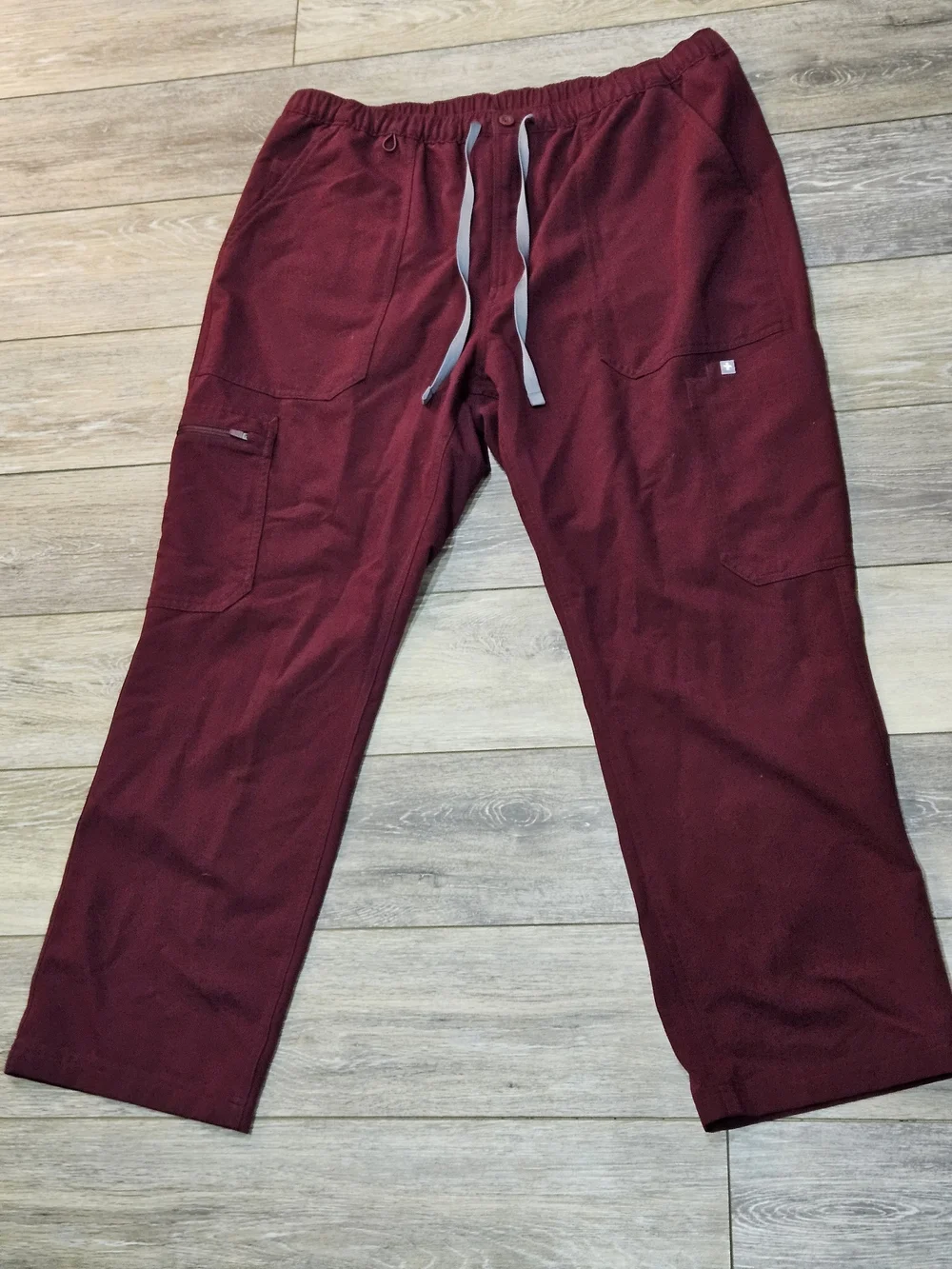 Figs Men's Cairo Burgundy Straight Cargo Scrub Pants Size Xlarge Short
